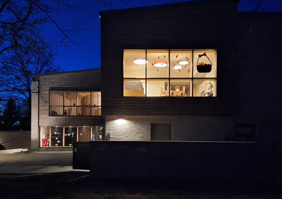 Neubau Kindertagesstätte AlvoLewa Flensburg - Außenansicht bei Nacht